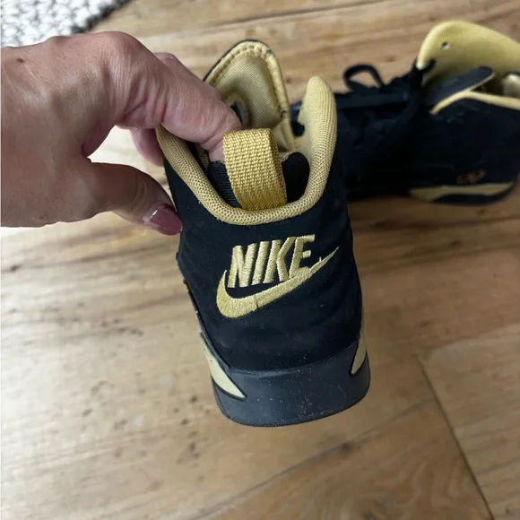Jordan Black and Gold basketball shoes - Picture 3 of 5